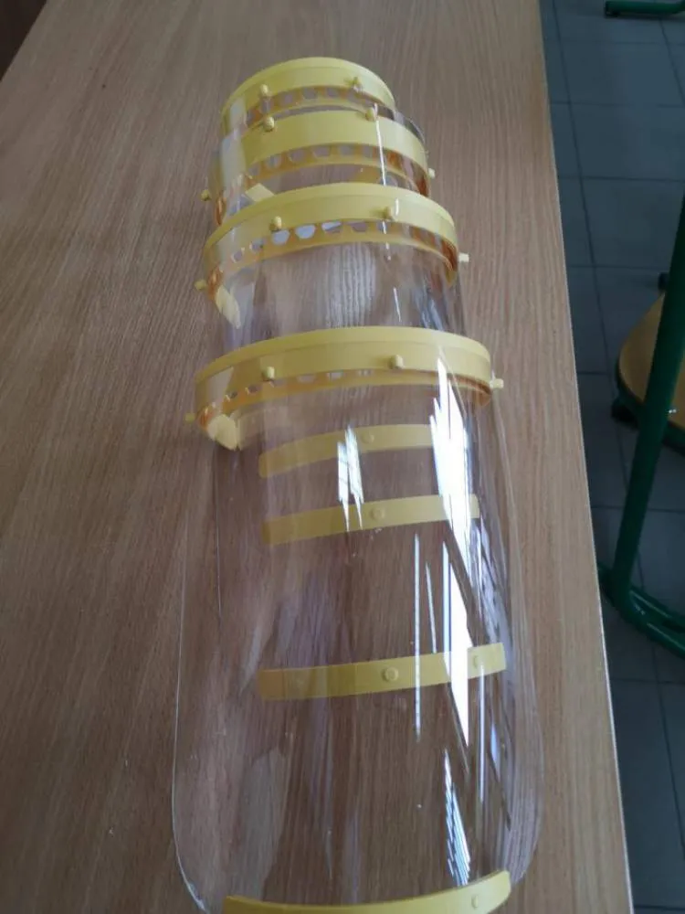 PWSZ włącza się do pomocy  medykom - ruszyła produkcja przyłbic