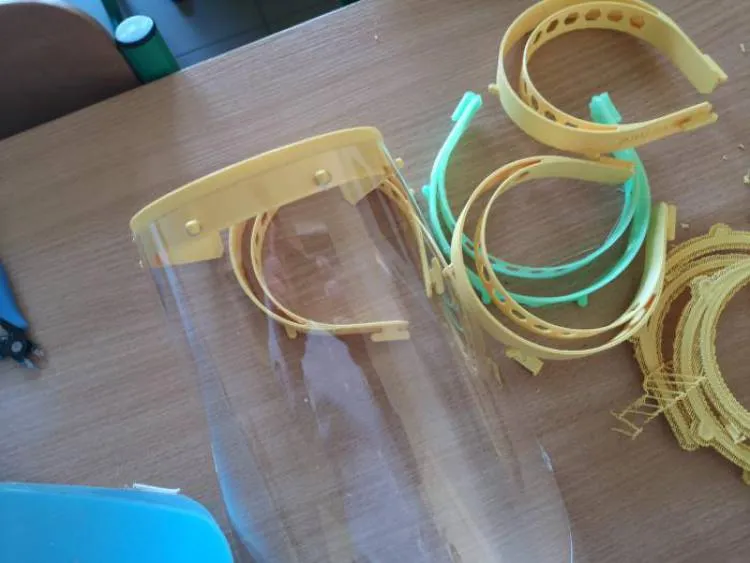W Państwowej Wyższej Szkole Zawodowej w Nowym Sączu ruszyła produkcja przyłbic ochronnych dla medyków.