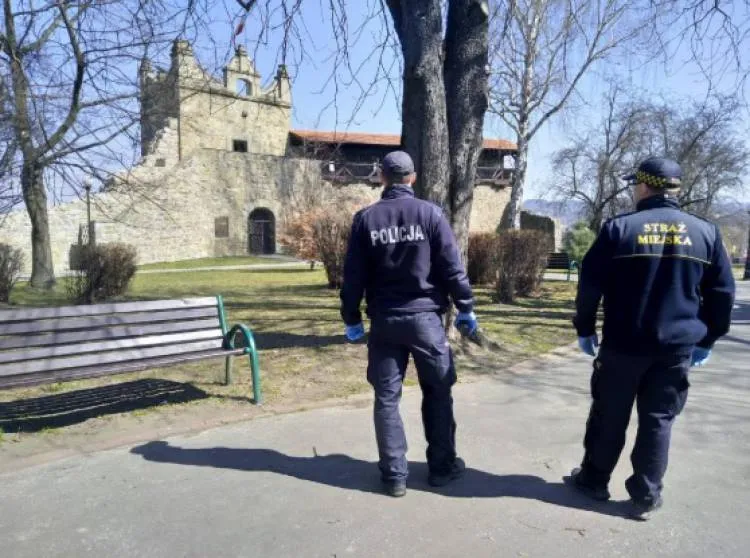 Mundurowi sprawdzają przestrzeganie nowych zasad bezpieczeństwa