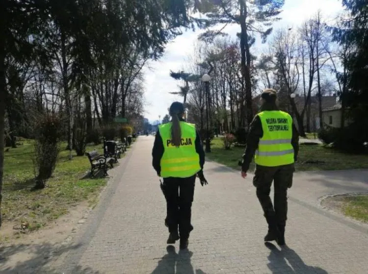 Dużo osób łamie obowiązujące zasady bezpieczeństwa