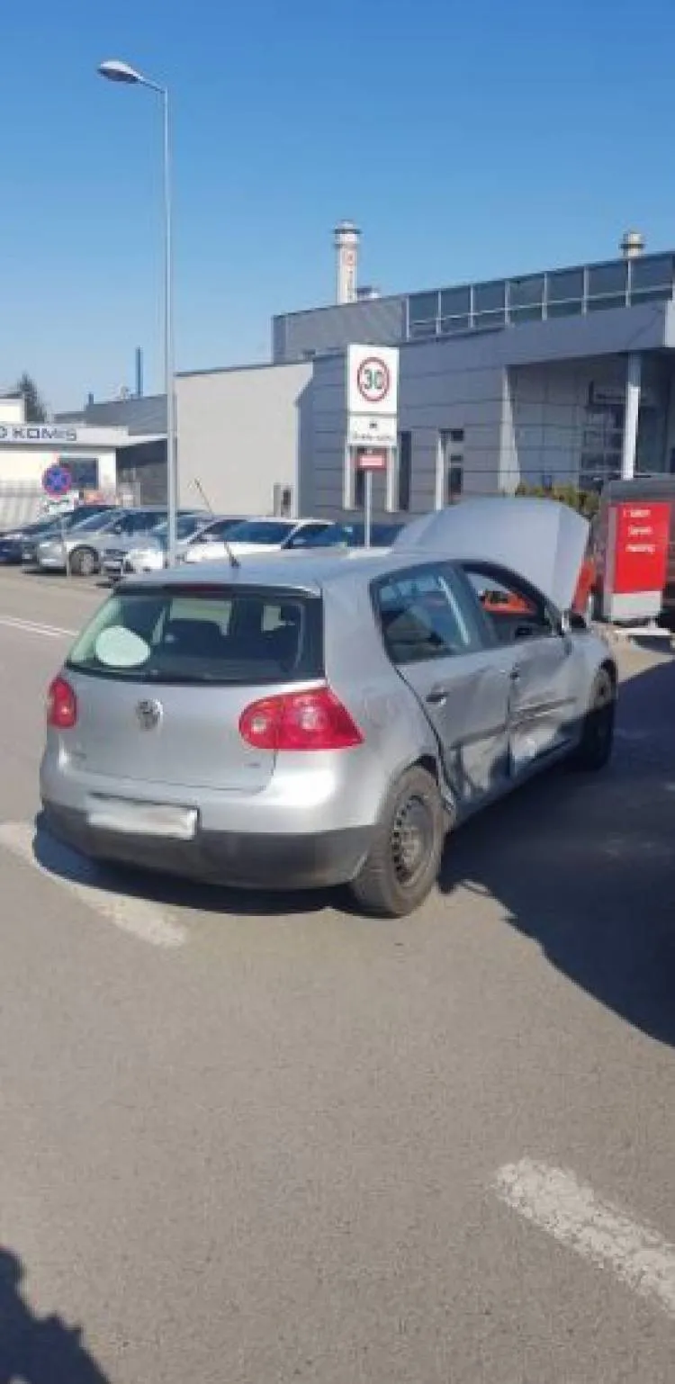 Zderzenie dwóch osobówek na ul. Węgierskiej