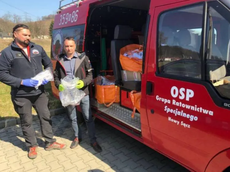 Grupa Ratownictwa Specjalnego OSP Nowy Sącz przekazała maseczki i przyłbice dla sądeckich strażaków