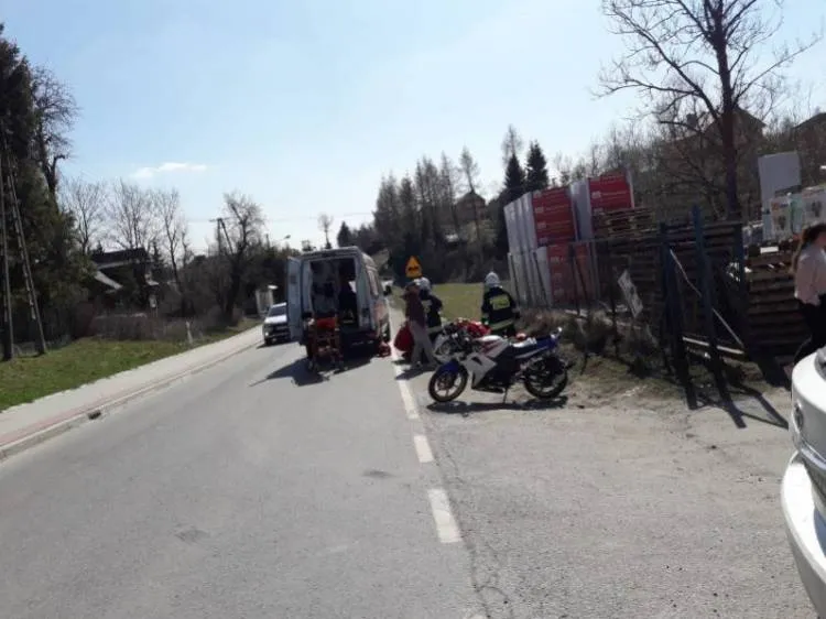 Mochnaczka Wyżna. Zderzenie samochodu osobowego i motocykla