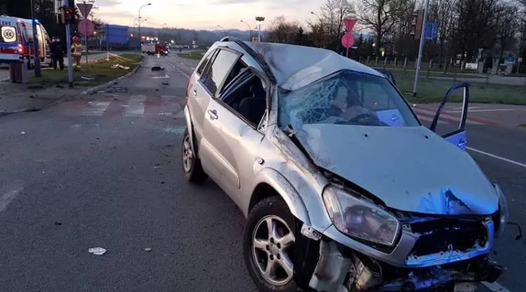 Samochód osobowy wypadł z drogi i staranował latarnię