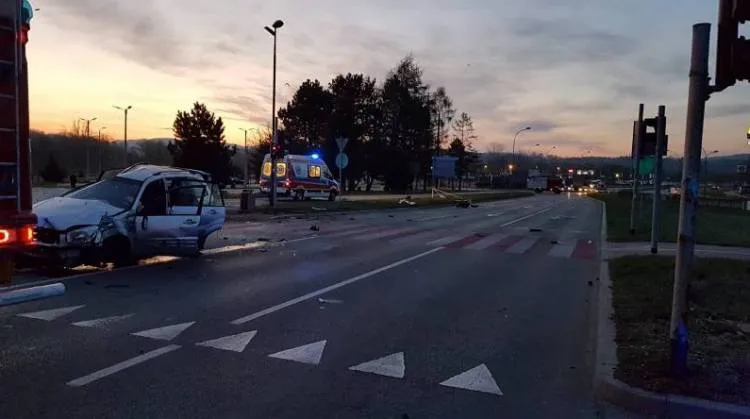 samochód wypadł z jezdni Al. Piłsudskiego Nowy Sącz