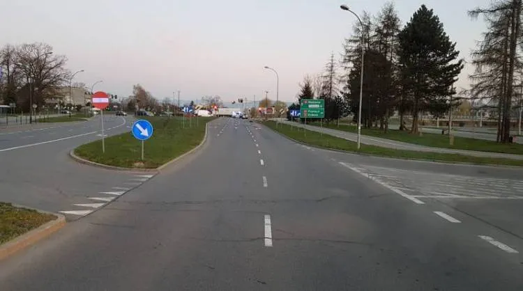 samochód wypadł z jezdni Al. Piłsudskiego Nowy Sącz
