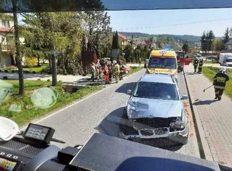 Zderzenie dwóch osobówek w Binczarowej. Jedna osoba poszkodowana