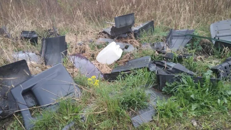 Ktoś postanowił sobie ze stawów zrobić wysypisko
