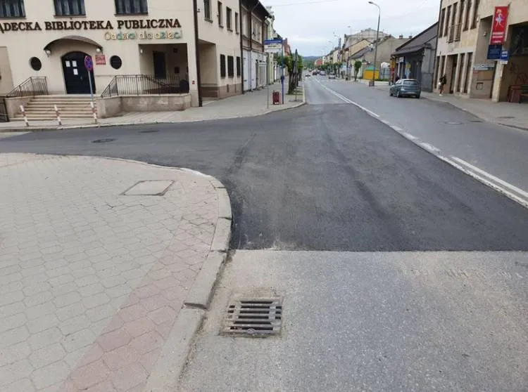 naprawa uszkodzonej rury przez Sądeckie Wodociągi