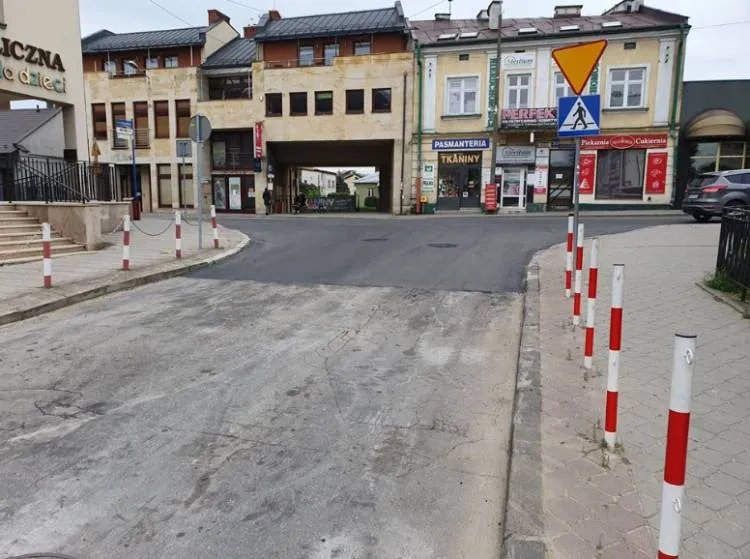 naprawa uszkodzonej rury przez Sądeckie Wodociągi