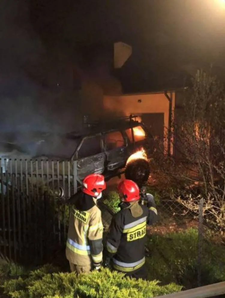 pożar samochodu ul. Batalionów Chłopskich Chełmiec