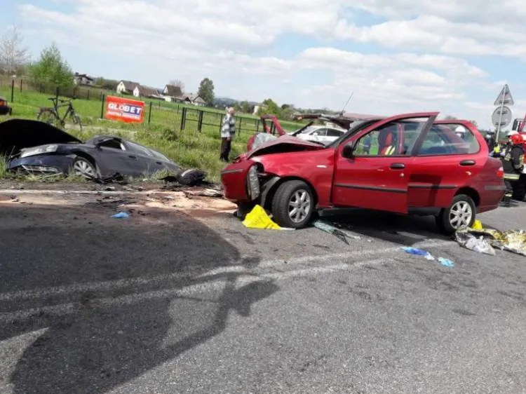 Wypadek w Podrzeczu. Na miejsce wezwano śmigłowiec LPR