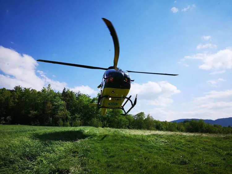 paralotniarz zawisł na drzewie w masywie Cietnia nad Wiśniową