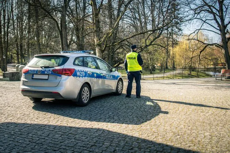 Myśleli, że pomagają znajomym. Stracili 4 tys. zł
