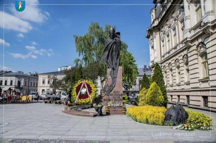 Władze miasta złożyły kwiaty pod pomnikiem Jana Pawła II w setną rocznicę jego urodzin