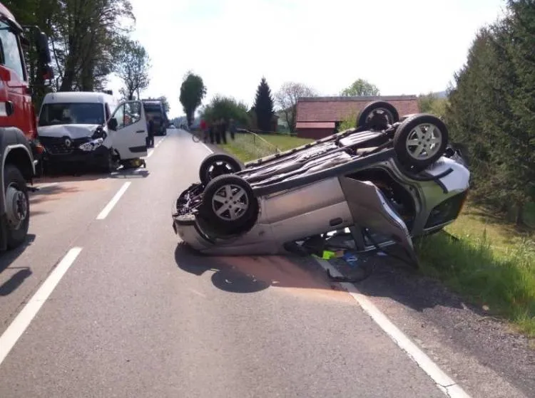 Zderzenie trzech samochodów we Frycowej. Jeden z pojazdów dachował