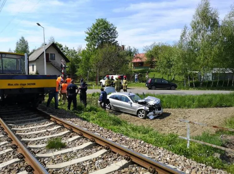 Szalowa. Samochód osobowy wjechał przed jadącą torami drezyne