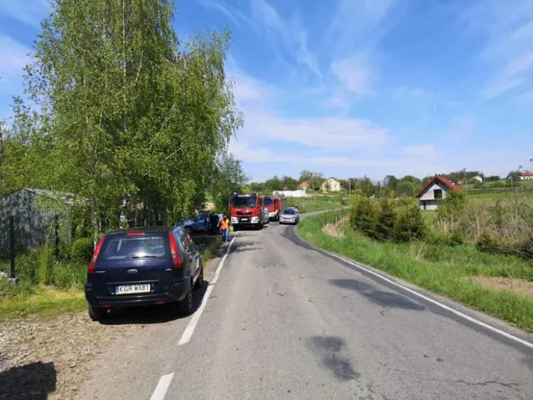 samochód osobowy wjechał pod jadącą torami drezynę Szalowa