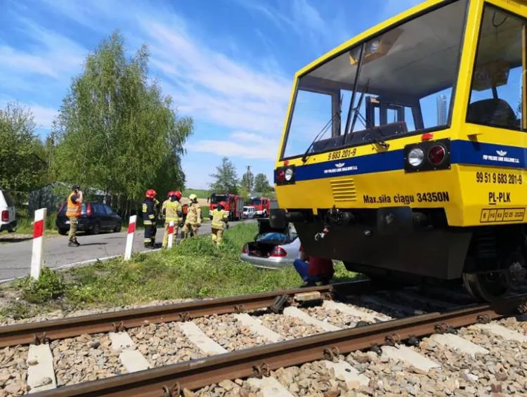samochód osobowy wjechał pod jadącą torami drezynę Szalowa