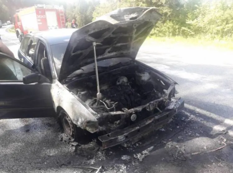 Krzyżówka. Pożar osobowego Volvo