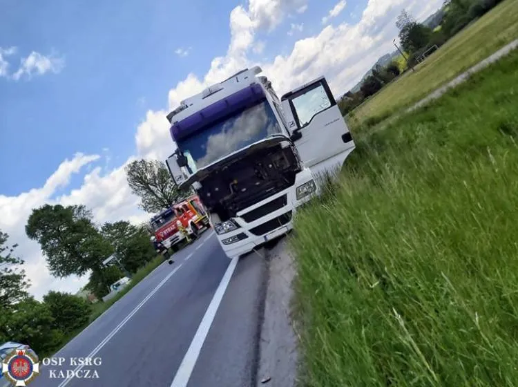 Zderzenie dwóch ciężarówek w Jazowsku