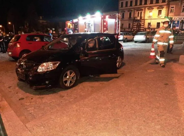 Grybów. Kolizja dwóch osobówek na rynku