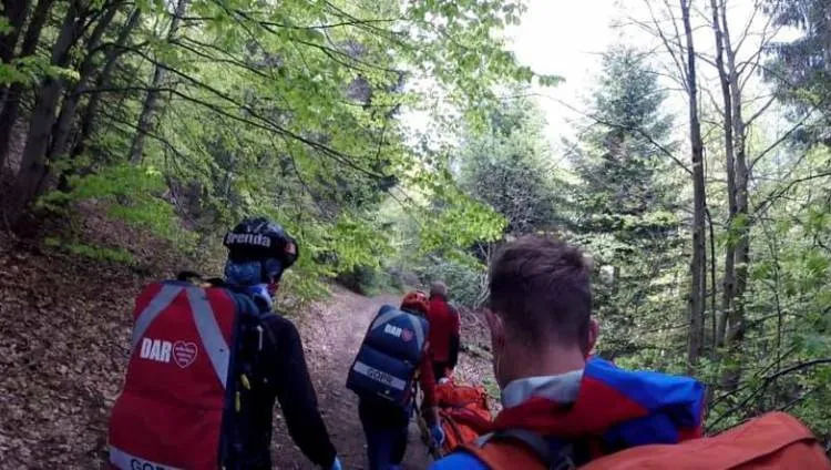 Wypadek w Gorcach. Turystka wbiła gałąź w nogę
