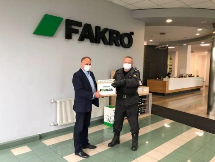 Firma Fakro przekazała maseczki dla sądeckich strażaków