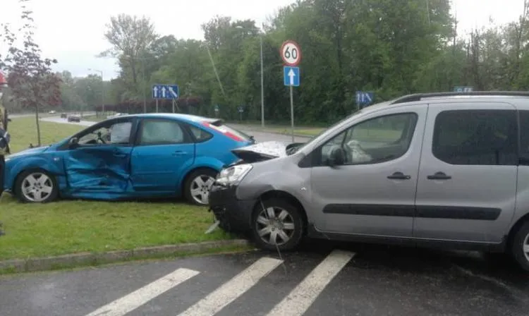 zderzenie dwóch samochodów osobowych ul. 1 Brygady Nowy Sącz