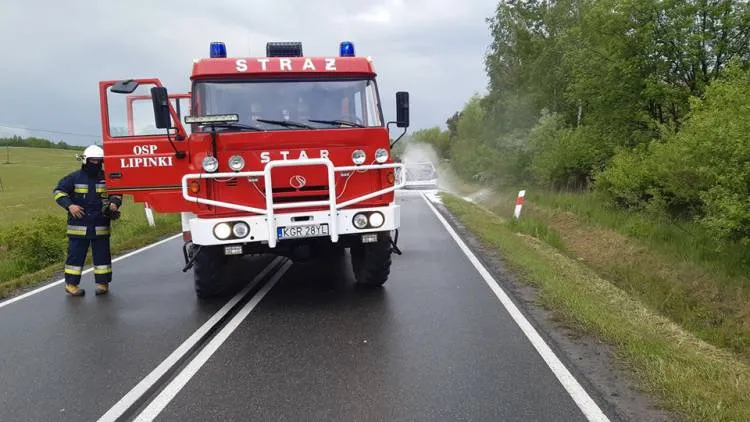 pożar osobówki na drodze wojewódzkiej Gorlice - Nowy Żmigród