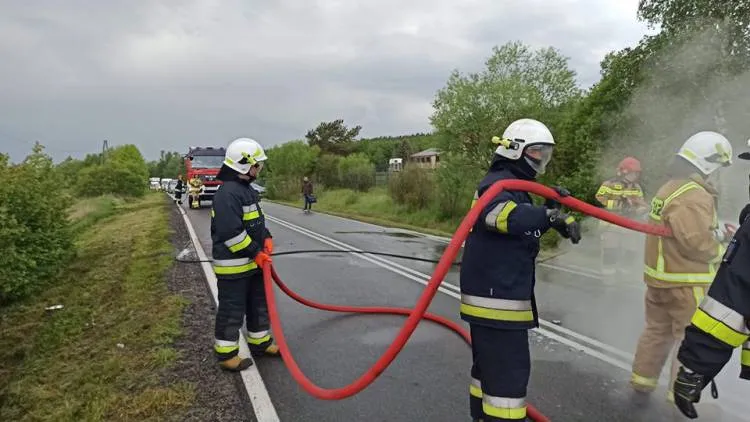 pożar osobówki na drodze wojewódzkiej Gorlice - Nowy Żmigród