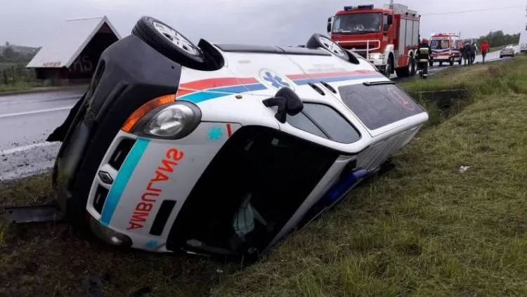 Bilsko. Karetka wylądowała na dachu w rowie