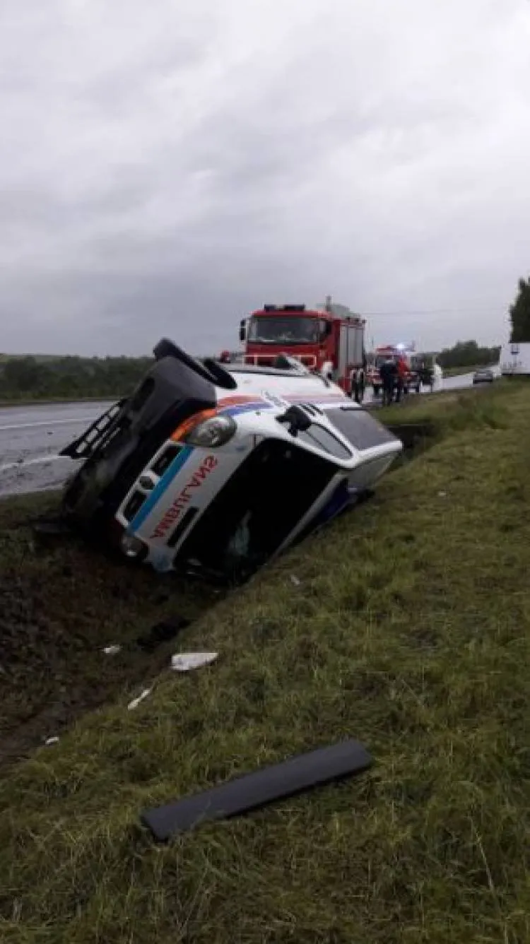 Bilsko. Karetka leżała na dachu w rowie