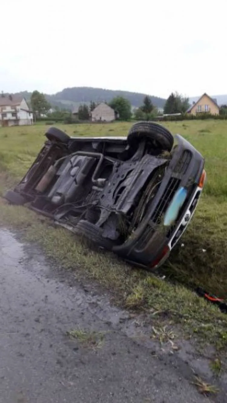 Bilsko. Karetka leżała na dachu w rowie
