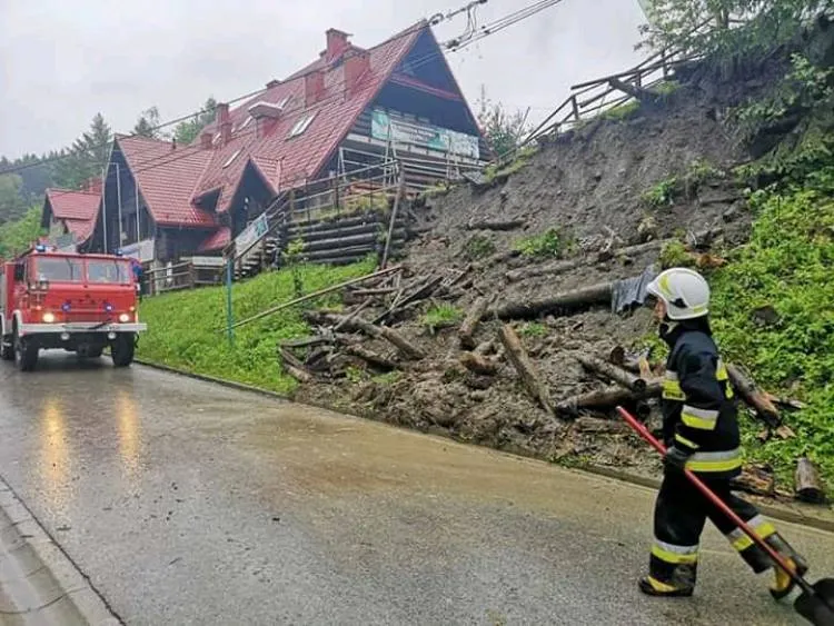 W Wierchomli Małej, na drogę osunęła się ziemia