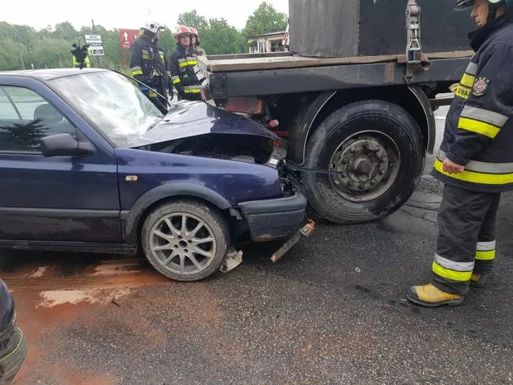 Zderzenie ciężarówki i samochodu osobowego w Białej Niżnej