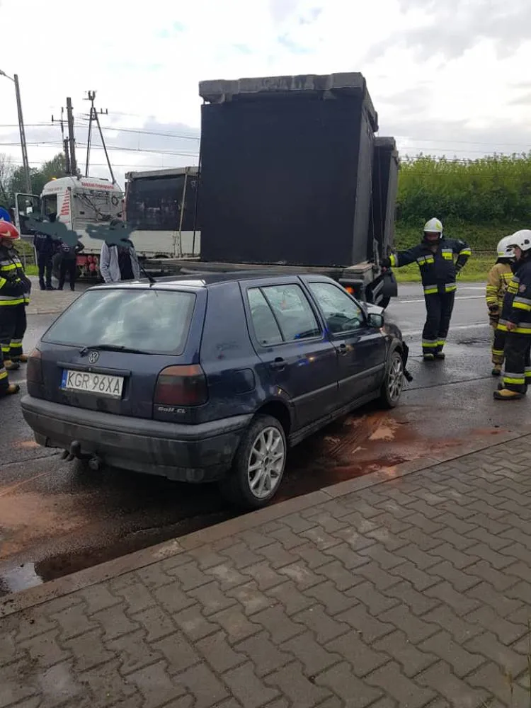 Zderzenie ciężarówki i samochodu osobowego w Białej Niżnej