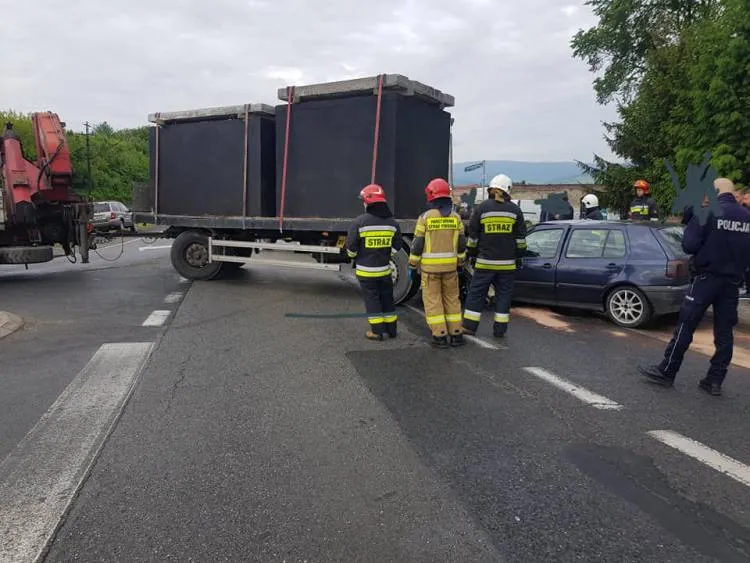Zderzenie ciężarówki i samochodu osobowego w Białej Niżnej