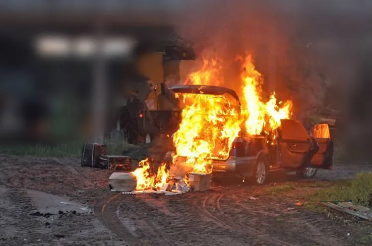 Przemytnicy podpalili auto z kontrabandą i próbowali uciekać pieszo