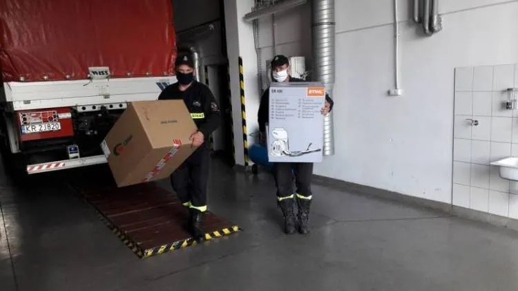 Strażacy otrzymali sprzęt do przeciwdziałania rozprzestrzenianiu się wirusa COVID-19 powiat nowosądecki