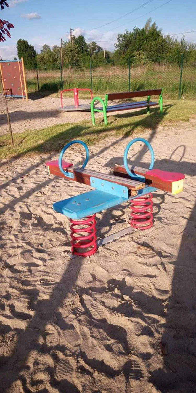 Ktoś zdewastował plac zabaw na osiedlu Dąbrówka