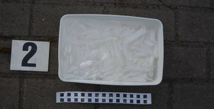 Pościg, strzały i 4 kg narkotyków w rozbitym samochodzie