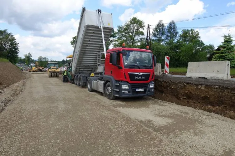 Trwa przebudowa skrzyżowania DK75, z drogą powiatową w Maciejowej