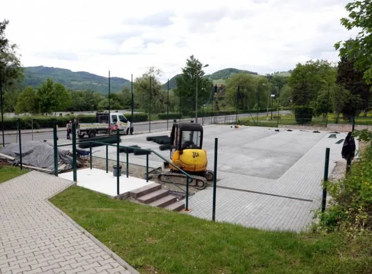Budowa boiska przy Domu Wczasów Dziecięcych w Piwnicznej-Zdroju na finiszu