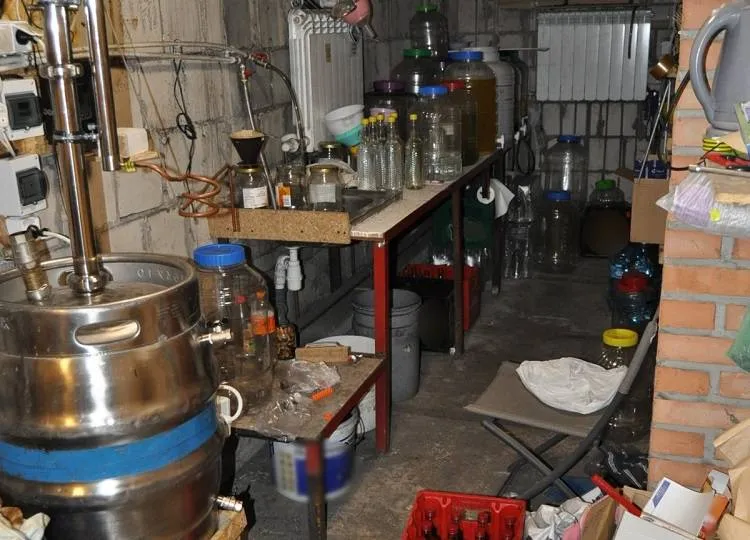 Funkcjonariusze Straży Granicznej i Służby Celnej zlikwidowali nielegalną fabrykę papierosów i alkoholu