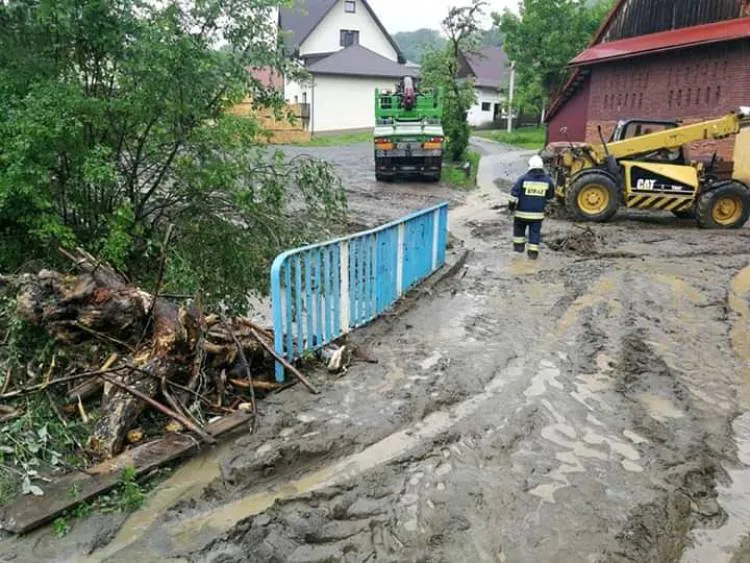 Glisne. Zatkany przepust zagrażał budynkowi mieszkalnemu