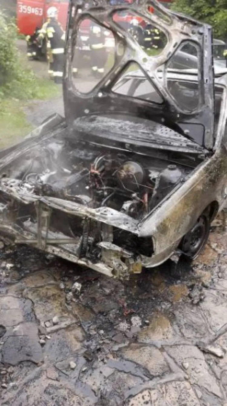 Pożar samochodu osobowego i garażu w Posadowej Mogilskiej