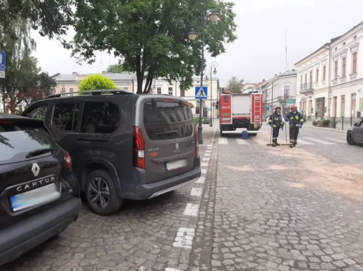Kolizja osobówki i motocykla w centrum miasta