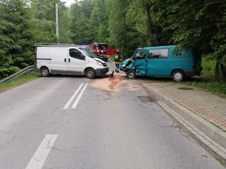 zderzenie dwóch samochodów w Łazach Biegonickich