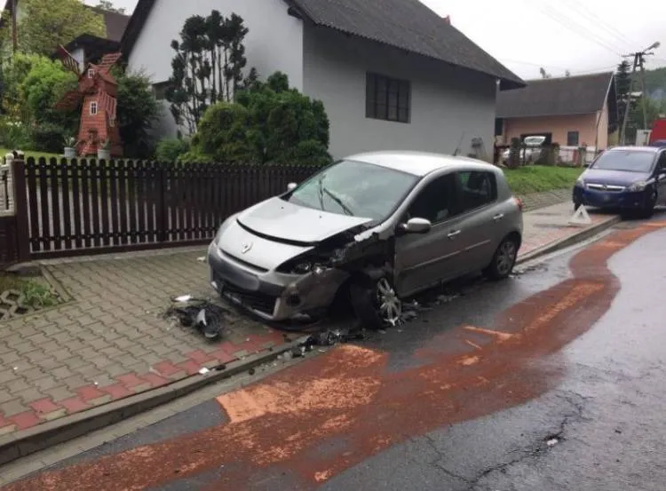 Zderzenie dwóch osobówek w Woli Kosnowej